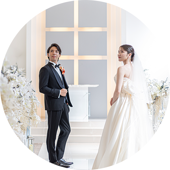 神秘的な光が二人を包み込むチャペルプリエールド・ランジュ